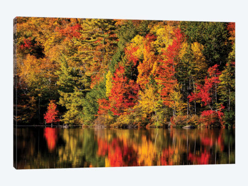 USA, New Hampshire, White Mountains, Fall reflection on Russell Pond
